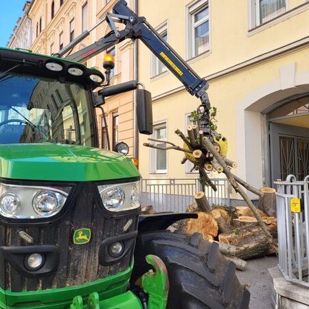 Traktor mit Kran und Greifer